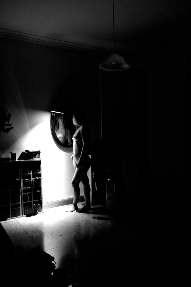 Desnuda en la oscuridad. Domingo 15 setiembre 2013. Argentina.