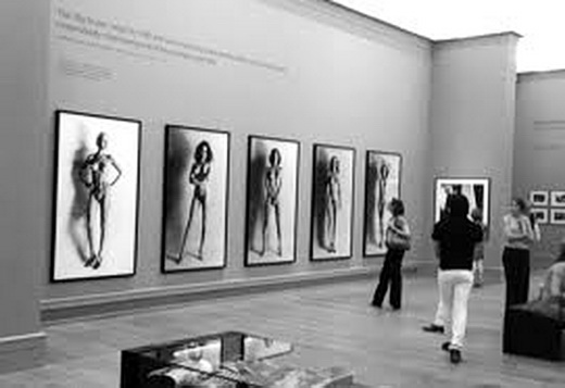 Helmut Newton, su serie de mujeres de pie con las piernas abiertas calzadas en altocos tacones, es desde hace años muestra en los grandes museo por la Fundación Newton que dirige su viuda.