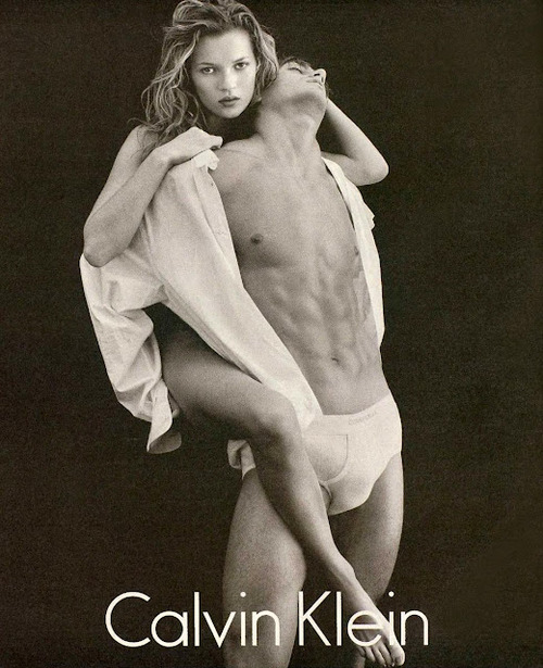 Kate Moss en la campaña de Calvin Klein que la lanzó a la fama por obra del fotógrafo HERB RITTS, que inició la famosa campaña en blanco y negro. Después, a Hberb Ritts lo imitaron varios, entre ellos testino, para Calvin Klein y otras marcas.