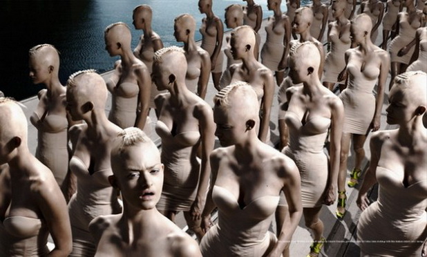 KRISTIAN SCHULLER reghistra una muestra artística, instalación de mujeres, o muñecas desnudas, que se constituyen en figuras de existencia no dicesnible. De sitio de Polonia www.vraseryzi.com